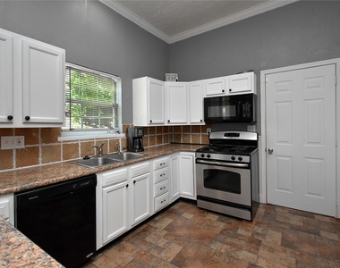 504 Green Street - Photo Thumbnail 8