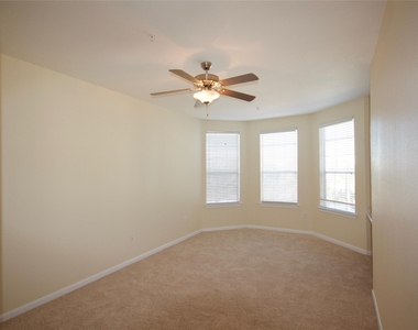 7575 Kirby Drive - Photo Thumbnail 5