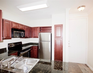 7575 Kirby Drive - Photo Thumbnail 10