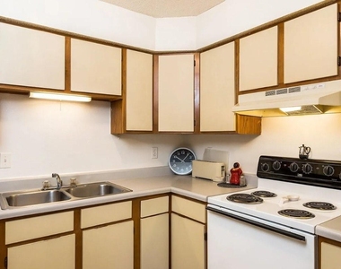 918 E 17th Street - Photo Thumbnail 7