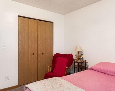 918 E 17th Street - Photo Thumbnail 6