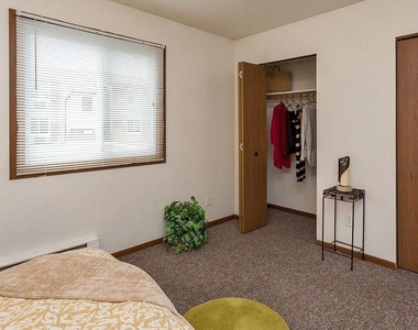 918 E 17th Street - Photo Thumbnail 5
