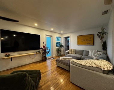 1616 N N Street N - Photo Thumbnail 2