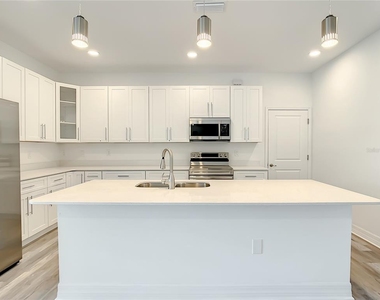 2109 Nordendale Boulevard - Photo Thumbnail 6