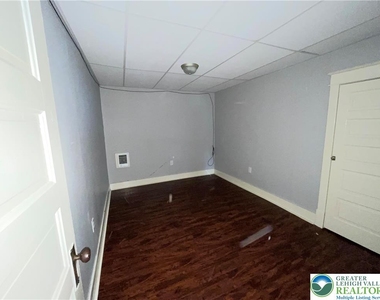 10 Valley Street - Photo Thumbnail 2