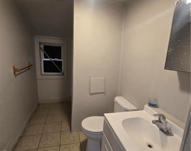 211 Columbia Street - Photo Thumbnail 5