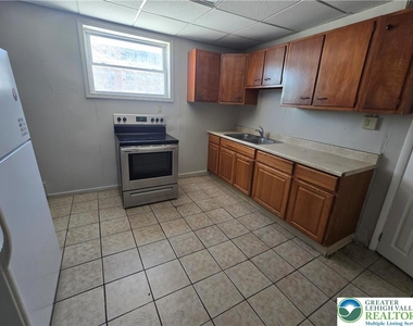 211 Columbia Street - Photo Thumbnail 2