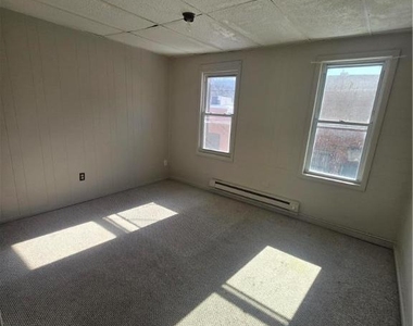 211 Columbia Street - Photo Thumbnail 3