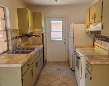 1225 Armsdale Avenue - Photo Thumbnail 8