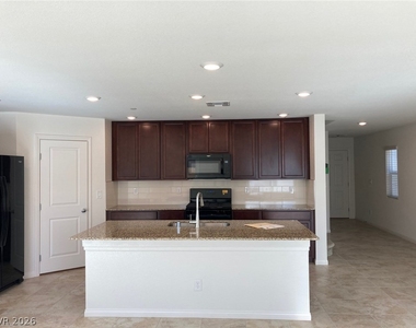 8423 Vulturo Avenue - Photo Thumbnail 12