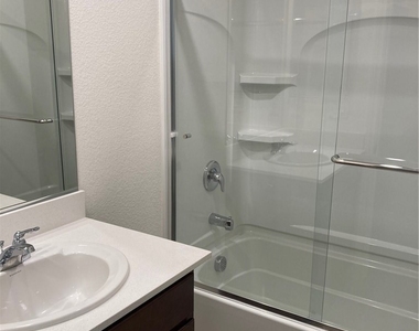 8423 Vulturo Avenue - Photo Thumbnail 16