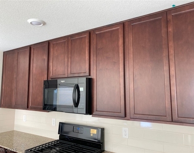 8423 Vulturo Avenue - Photo Thumbnail 3