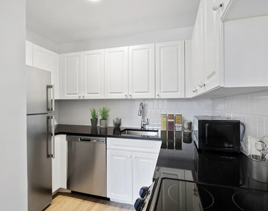 West 34th Street - Photo Thumbnail 2