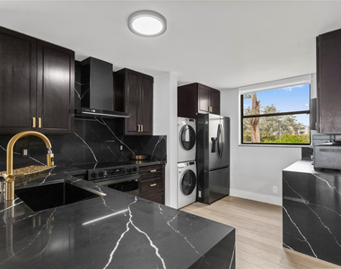 118 Lake Emerald Drive - Photo Thumbnail 7