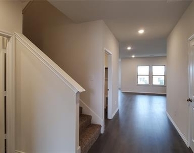 813 Fueller Drive - Photo Thumbnail 3