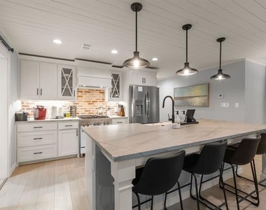 408 E Liberty Street - Photo Thumbnail 8