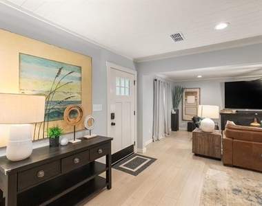408 E Liberty Street - Photo Thumbnail 2