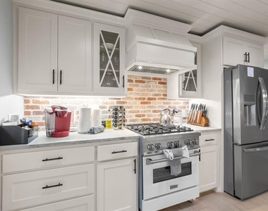 408 E Liberty Street - Photo Thumbnail 9