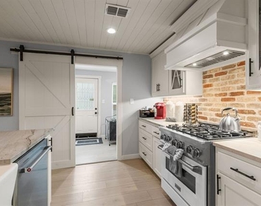 408 E Liberty Street - Photo Thumbnail 11