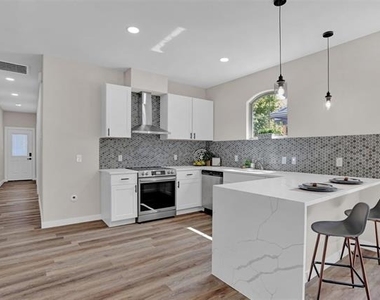 705 E Hanna Street - Photo Thumbnail 4