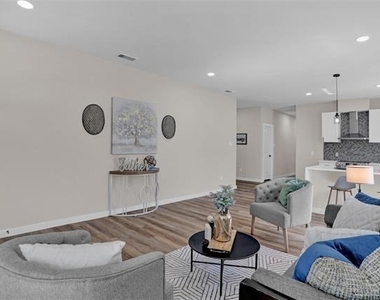 705 E Hanna Street - Photo Thumbnail 2