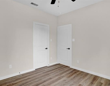 705 E Hanna Street - Photo Thumbnail 18