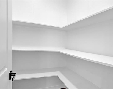 705 E Hanna Street - Photo Thumbnail 9