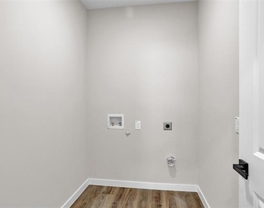 705 E Hanna Street - Photo Thumbnail 22