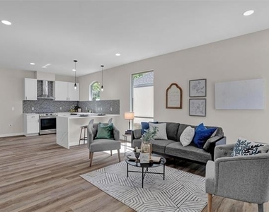 705 E Hanna Street - Photo Thumbnail 3