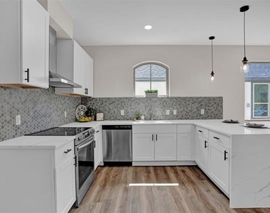 705 E Hanna Street - Photo Thumbnail 5