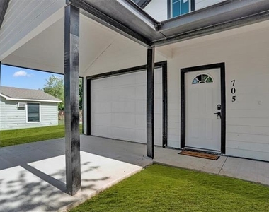 705 E Hanna Street - Photo Thumbnail 25
