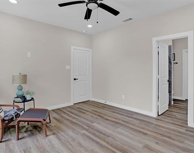 705 E Hanna Street - Photo Thumbnail 11