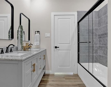 705 E Hanna Street - Photo Thumbnail 14