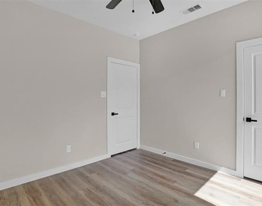 705 E Hanna Street - Photo Thumbnail 16