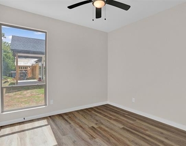 705 E Hanna Street - Photo Thumbnail 15