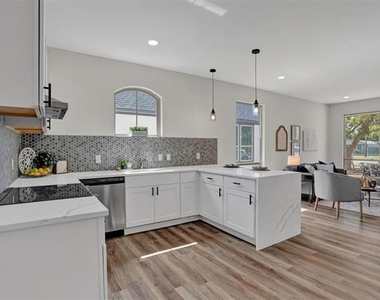 705 E Hanna Street - Photo Thumbnail 6