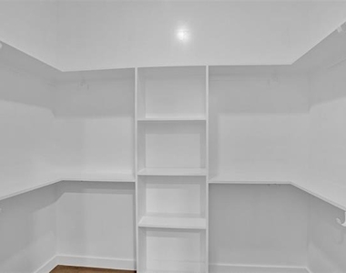 705 E Hanna Street - Photo Thumbnail 12