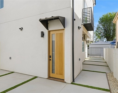 6556 Balboa Boulevard - Photo Thumbnail 2