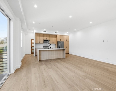 6556 Balboa Boulevard - Photo Thumbnail 3