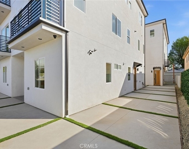 6556 Balboa Boulevard - Photo Thumbnail 1