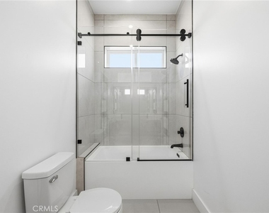 6556 Balboa Boulevard - Photo Thumbnail 9