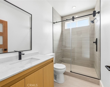 6556 Balboa Boulevard - Photo Thumbnail 12