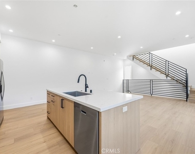 6556 Balboa Boulevard - Photo Thumbnail 5