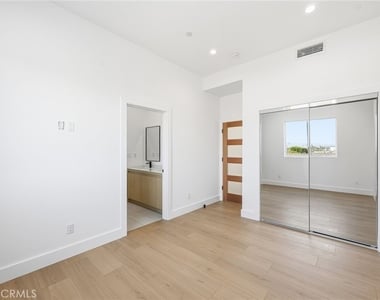 6556 Balboa Boulevard - Photo Thumbnail 10