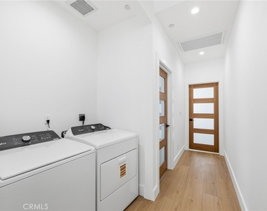 6556 Balboa Boulevard - Photo Thumbnail 13