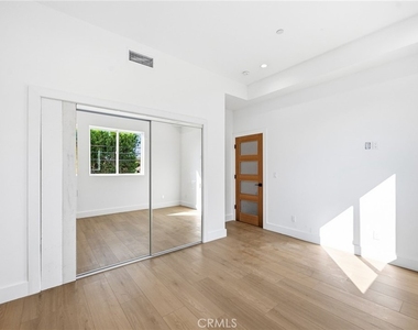 6556 Balboa Boulevard - Photo Thumbnail 11