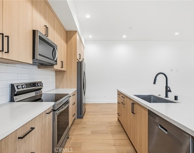6556 Balboa Boulevard - Photo Thumbnail 4