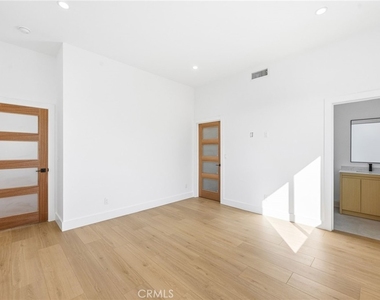 6556 Balboa Boulevard - Photo Thumbnail 6