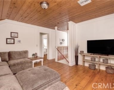 1239 Rainbow Valley Boulevard - Photo Thumbnail 10