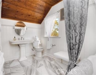 1239 Rainbow Valley Boulevard - Photo Thumbnail 16